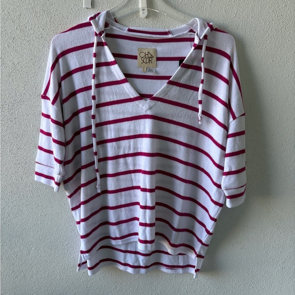 Chaser Super soft Short sleeve Hoodie Size S
Color‎ fuschia/white. Hi low